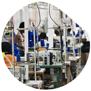 Nahaufnahme von Nähmaschinen mit blauem Garn